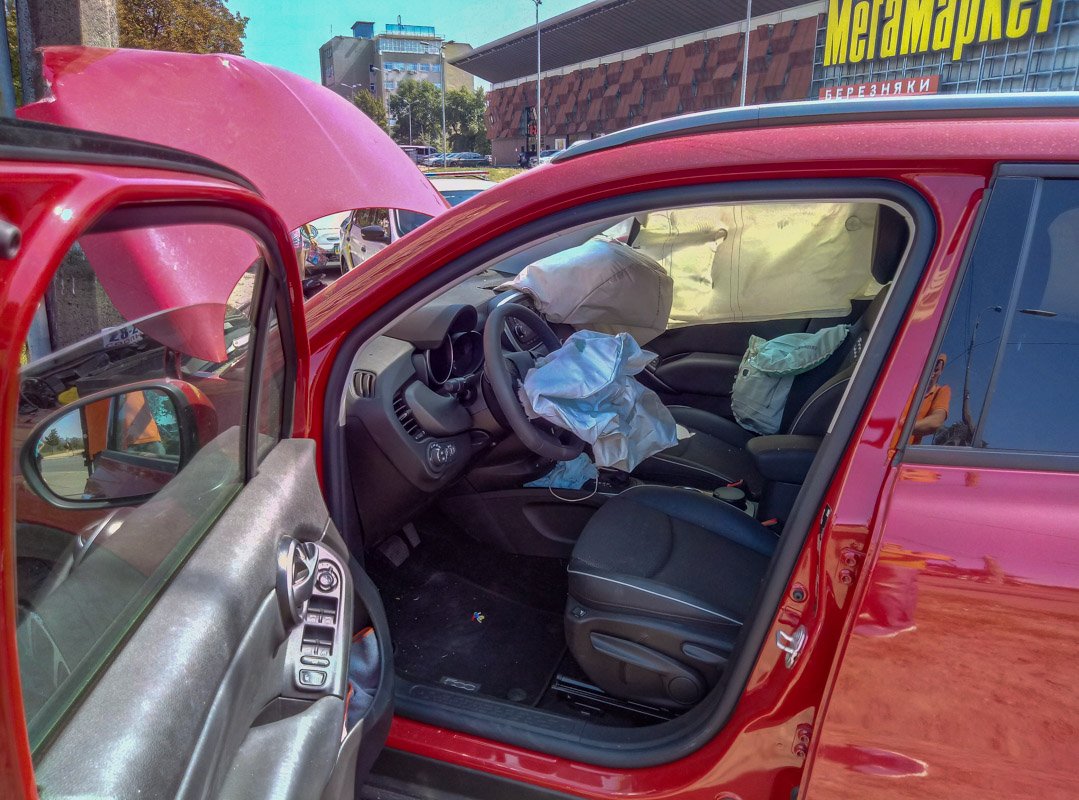 В автомобиле сработали подушки, однако это не уберегло водителя от травм В автомобиле сработали подушки, однако это не уберегло водителя от травм