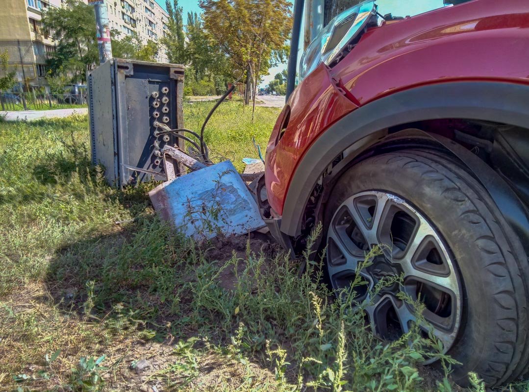 По словам местных, на этом участке дороги давно нужно поставить ограничители скорости По словам местных, на этом участке дороги давно нужно поставить ограничители скорости