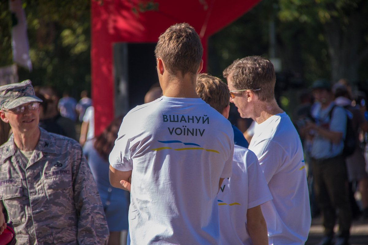 Организаторов было легко распознать