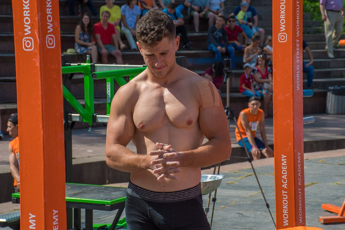 Ребята показали, какие трюки умеют делать с помощью брусьев или турника