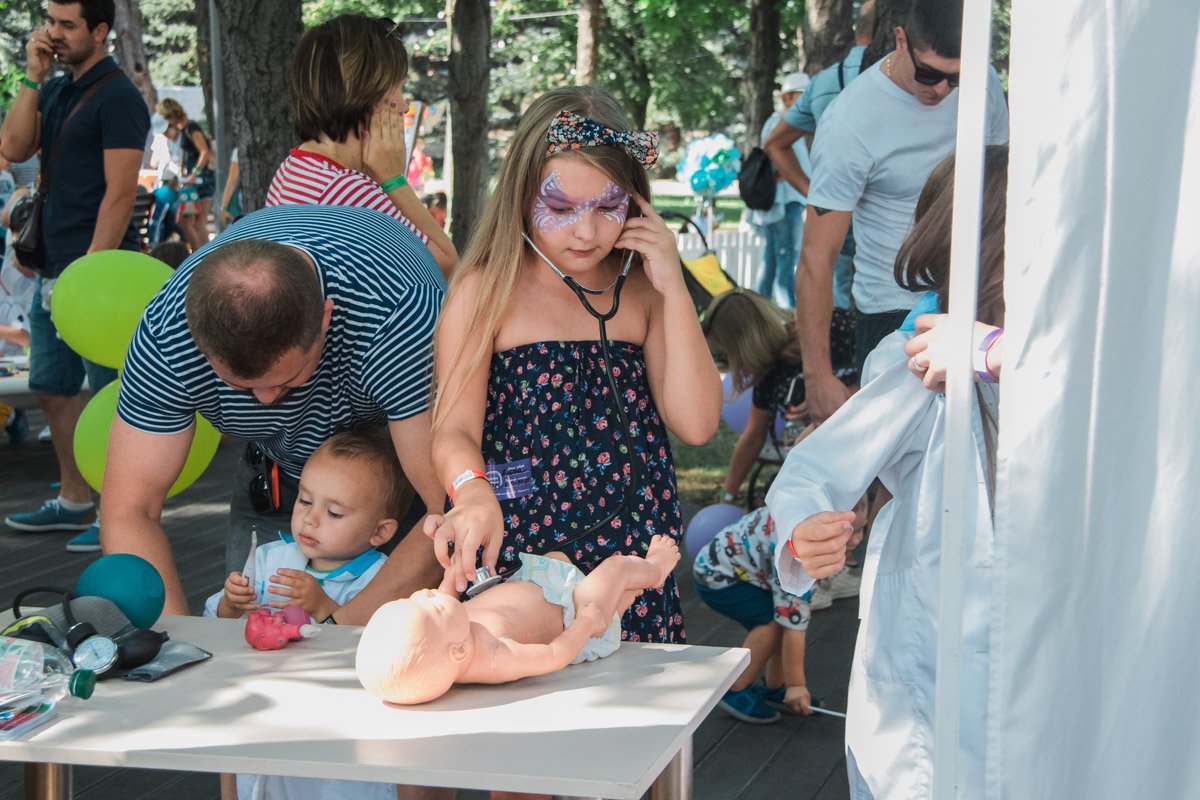 Все вырученные на фестивале деньги будут направлены на приобретение рентген-аппарат для столичного Института педиатрии, акушерства и гинекологии
