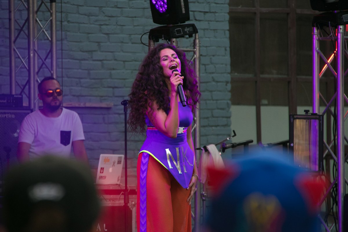 Вечером на фестивале выступила яркая Настя Каменских 