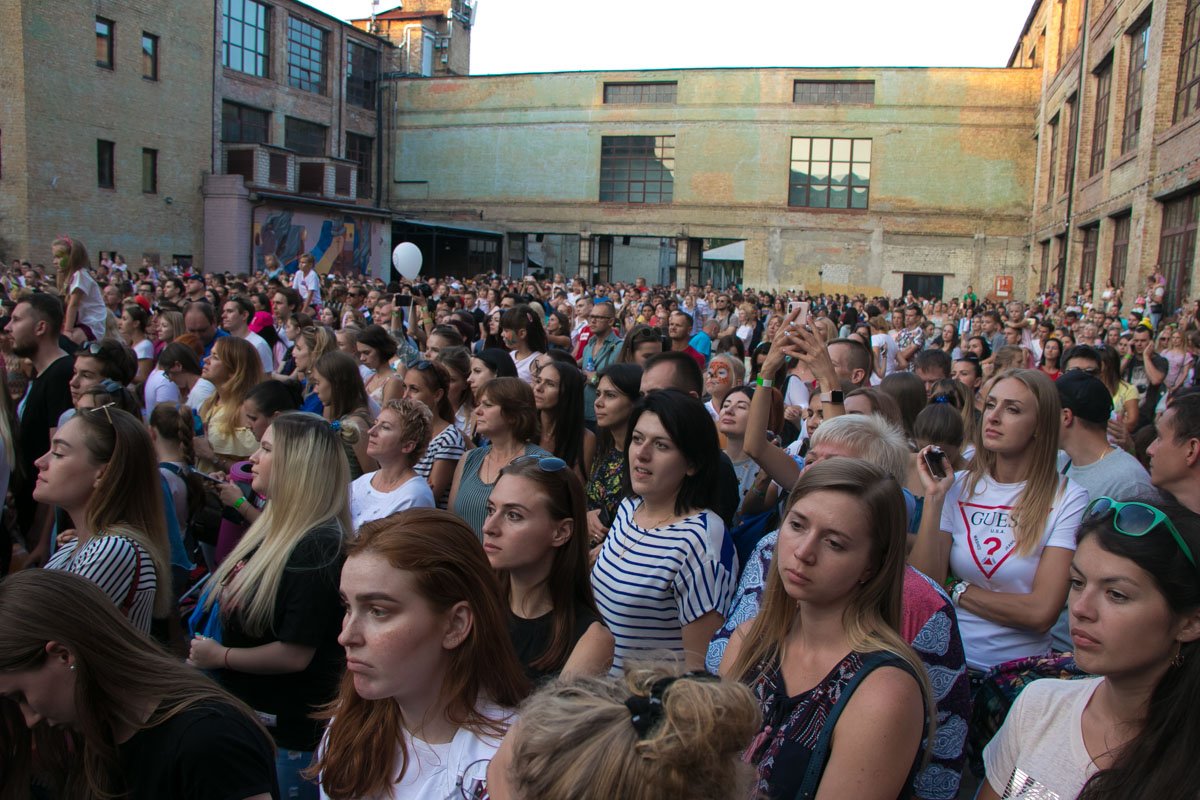 К сцене было не протолпиться