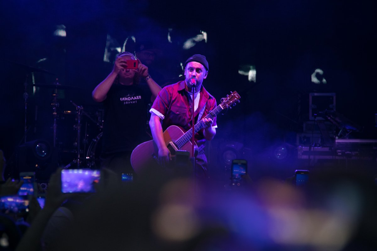 Певец исполнил любимые хиты под гитару 