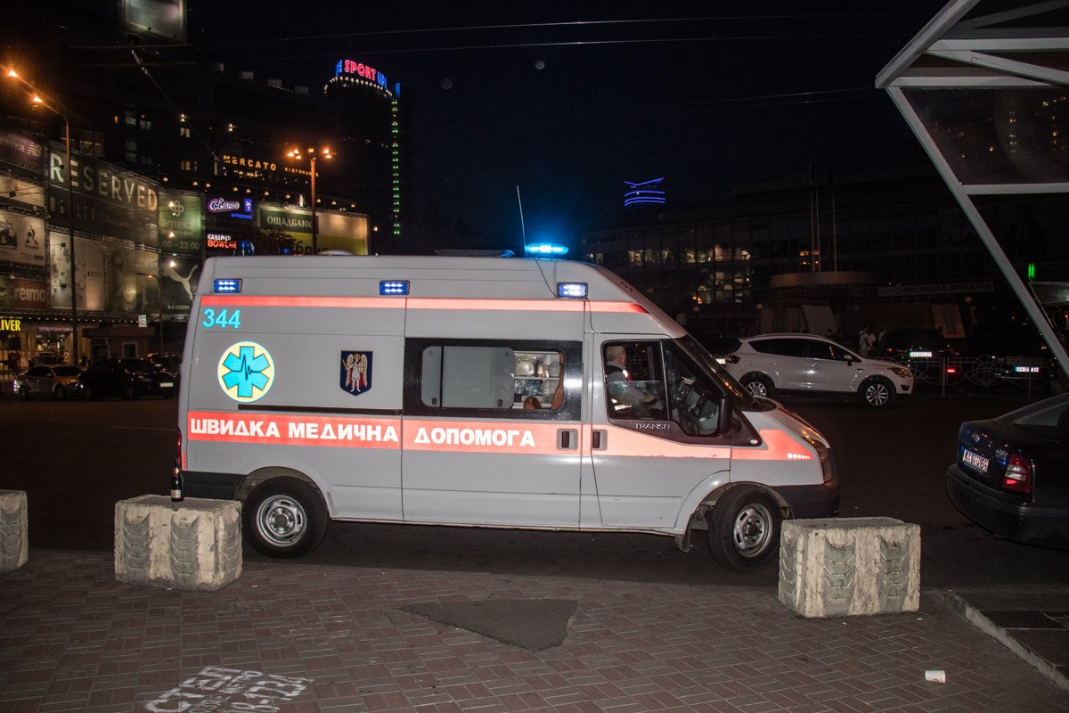 19-летняя девушка бросилась под проезжающий поезд