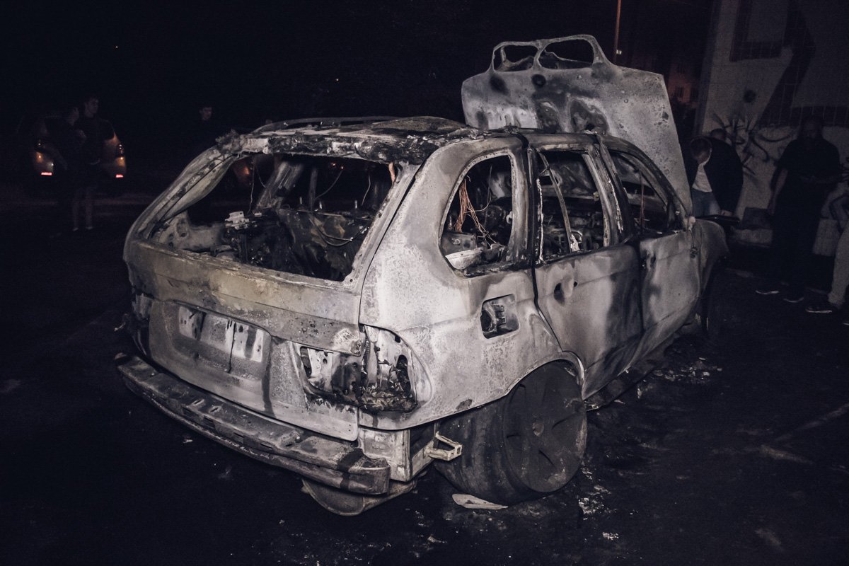 В результате пожара BMW сгорел дотла