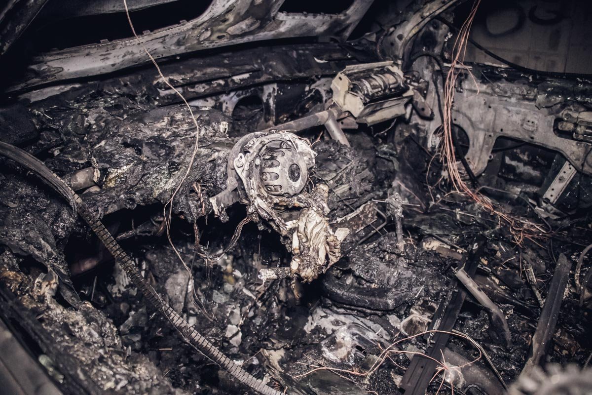 Также пострадали два автомобиля, которые были припаркованы рядом с BMW