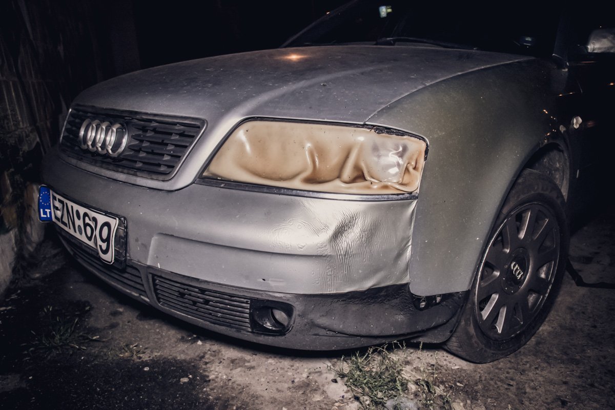У Audi A6 огонь повредил переднюю левую фару и передний бампер