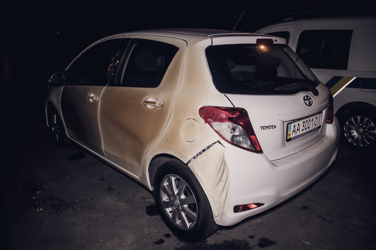 У Toyota Yaris обгорел левый бок и поплавилась задняя левая фара