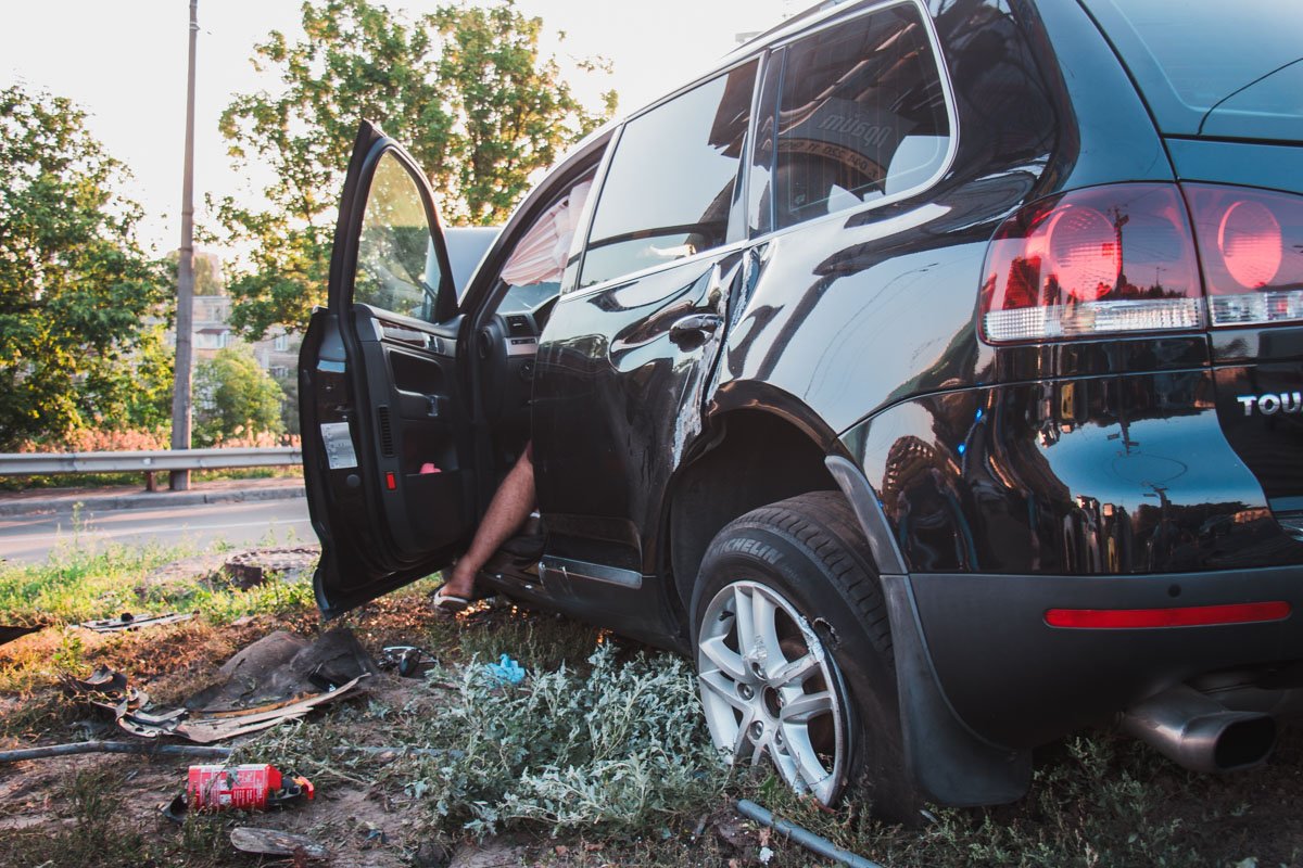 Водитель Volkswagen Touareg с девушкой-пассажиром двигался со стороны КПИ Водитель Volkswagen Touareg с девушкой-пассажиром двигался со стороны КПИ
