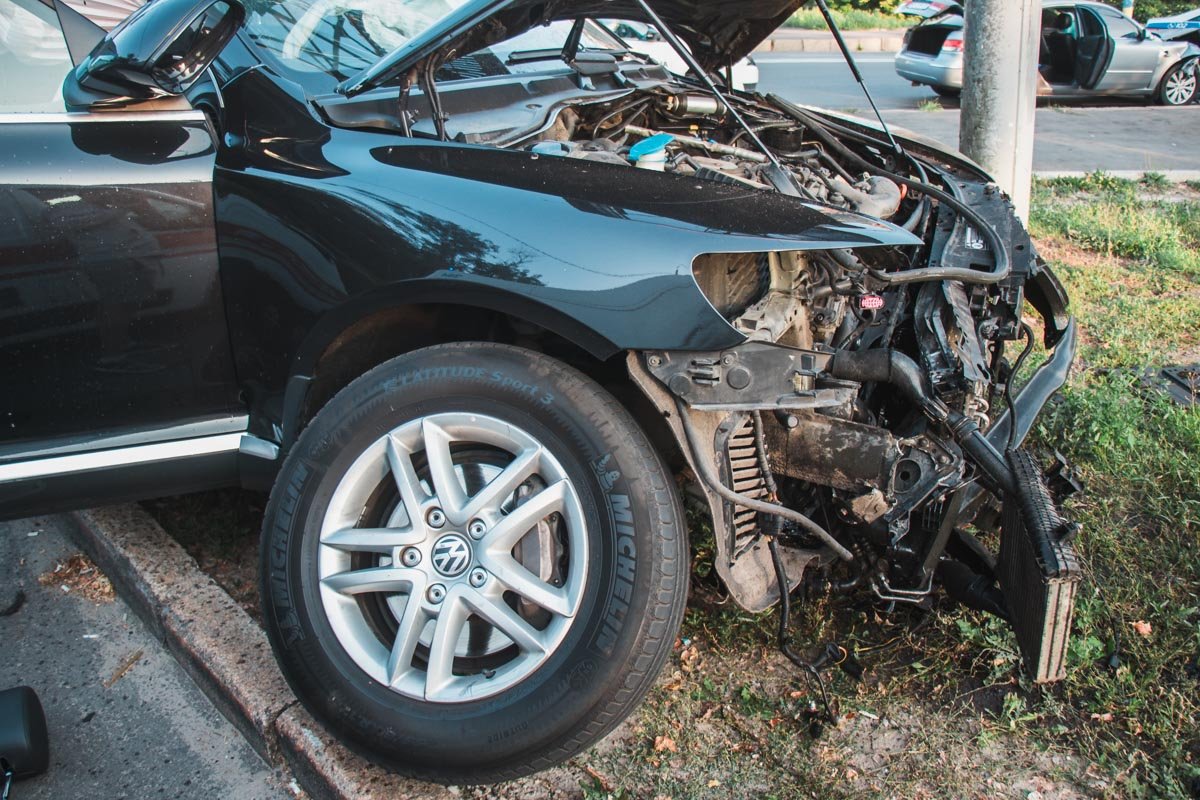 После столкновения Touareg продолжил движение и влетел в фонарный столб После столкновения Touareg продолжил движение и влетел в фонарный столб
