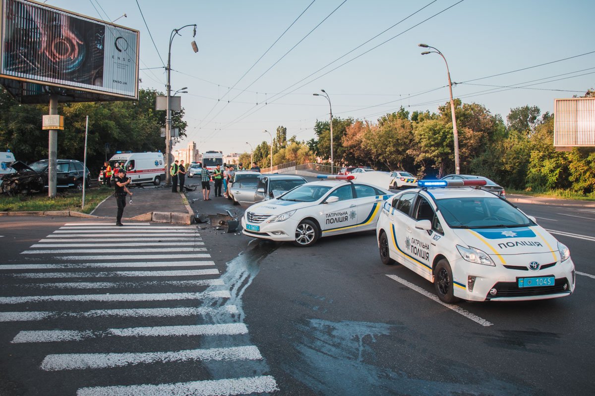 На месте работали четыре экипажа патрульной полиции, «скорая» и следственно-оперативная группа. На месте работали четыре экипажа патрульной полиции, «скорая» и следственно-оперативная группа.