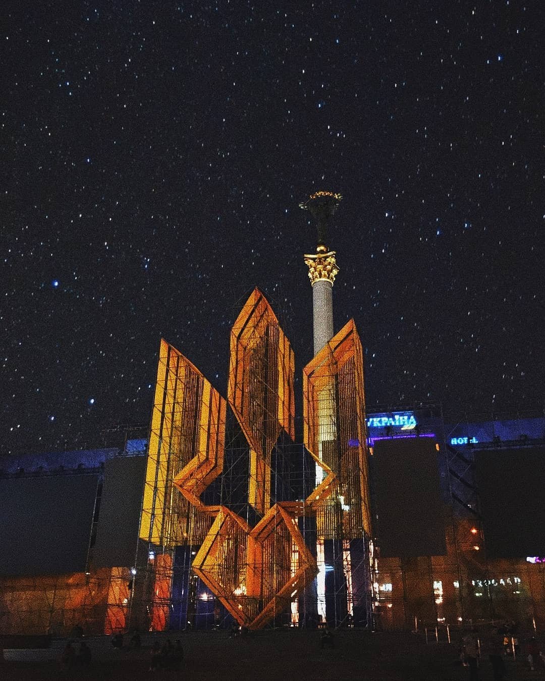 Праздничное украшение в центре столицы. Фото: @svet_999