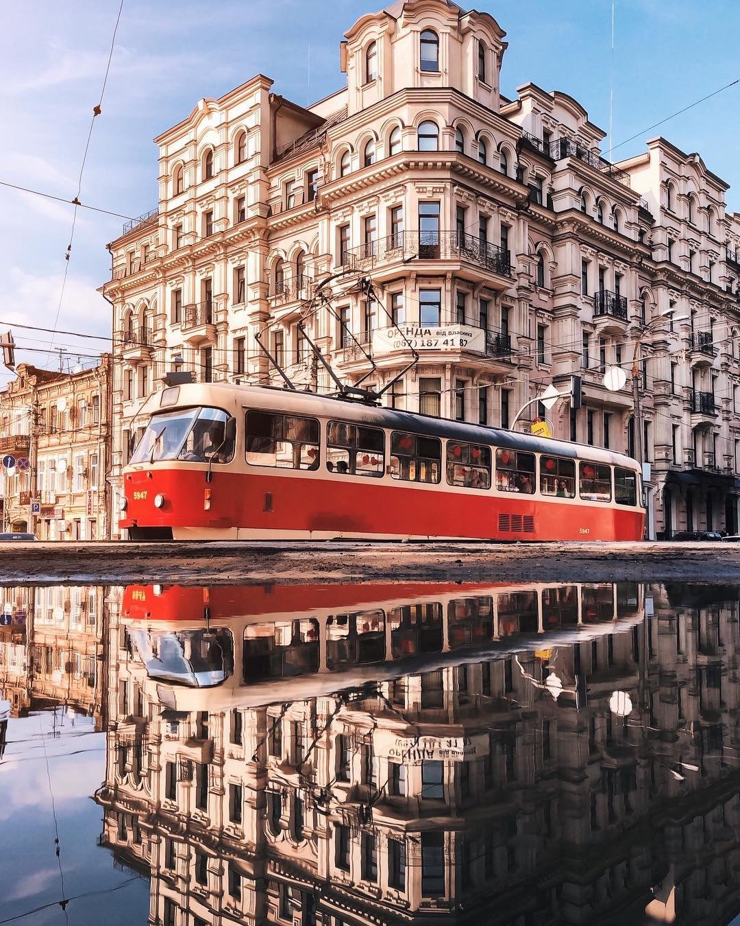 Каждый едет по своим делам в маленьком трамвайчике. Фото: @fantakr