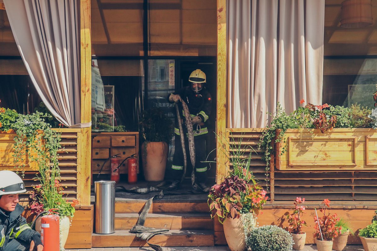 По предварительной информации, причиной пожара стала неисправная работа вытяжки на кухне заведения