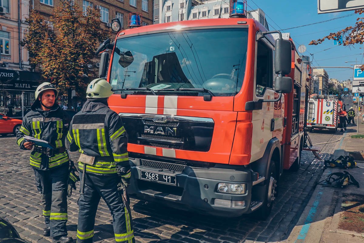 Однако, когда в зал пошел дым, посетителей вывели на улицу