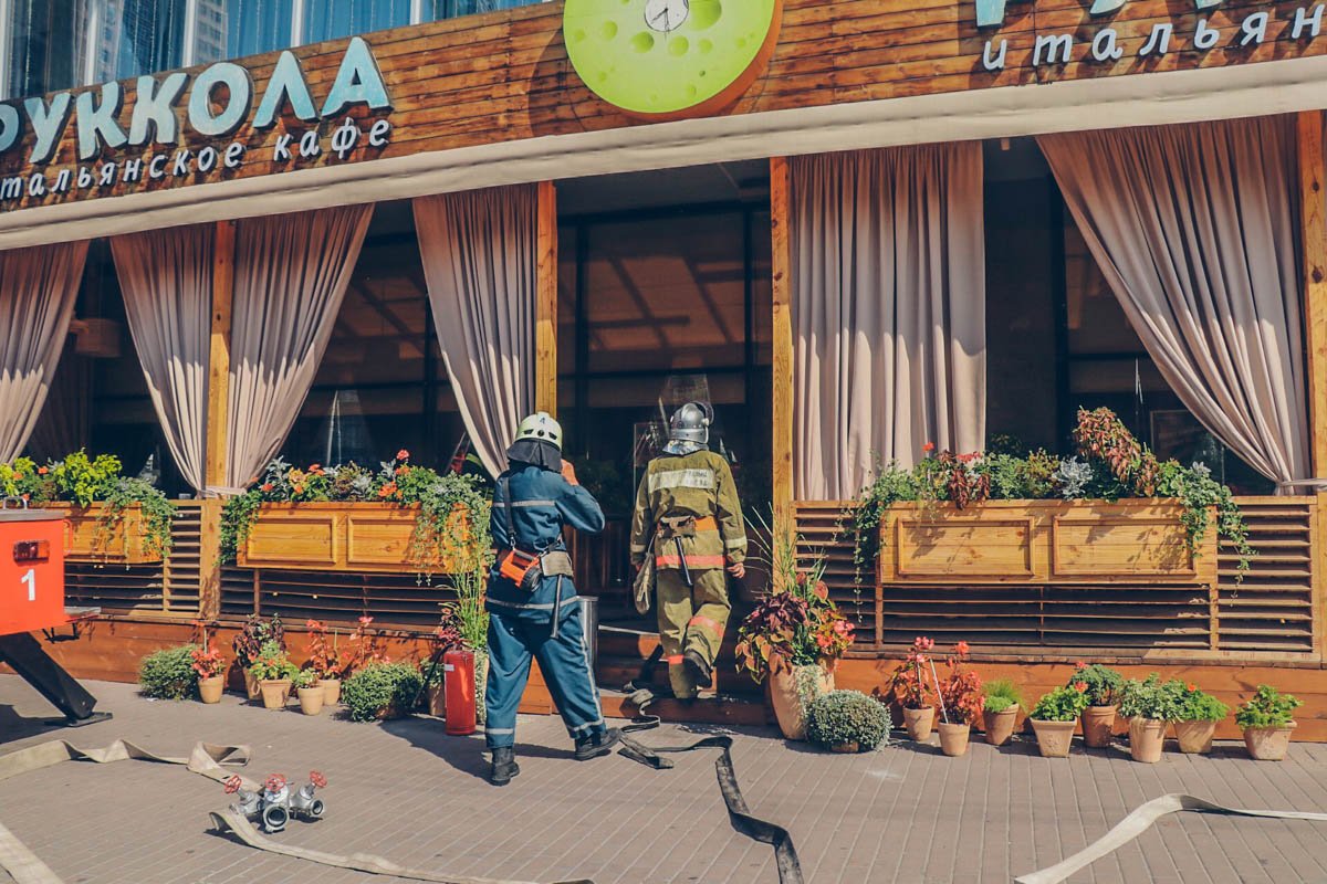 Прибывшие на место спасатели оперативно локализировали возгорание, а в 14:50 ликвидировали его