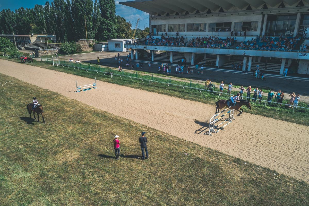 Скакуны соревновались по случаю большого праздника - 27 годовщины Дня Независимости Украины