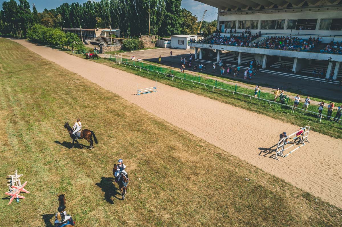 Для посетителей провели розыгрыш призов, а самых маленьких гостей бесплатно катали на лошадях