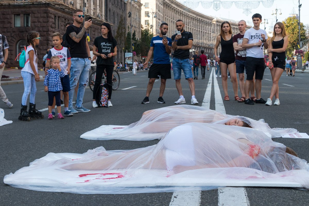 Девушки лежали в целлофановых пакетах, облитые красной краской Девушки лежали в целлофановых пакетах, облитые красной краской