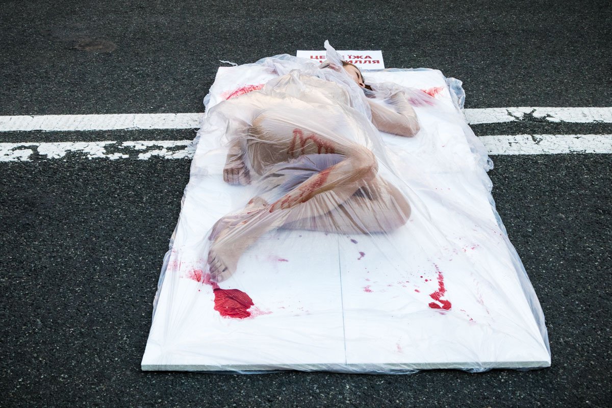 Они символизировали мясо животных, которых убивают и продают в магазинах в похожих упаковках Они символизировали мясо животных, которых убивают и продают в магазинах в похожих упаковках