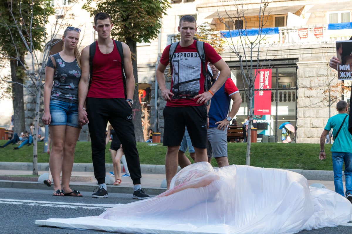 Картина была зрелищной и даже жутковатой, поэтому привлекала внимание прохожих Картина была зрелищной и даже жутковатой, поэтому привлекала внимание прохожих