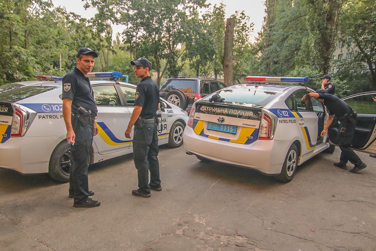 Меньше, чем за час, полиции удалось поймать злоумышленников, однако одному удалось скрыться