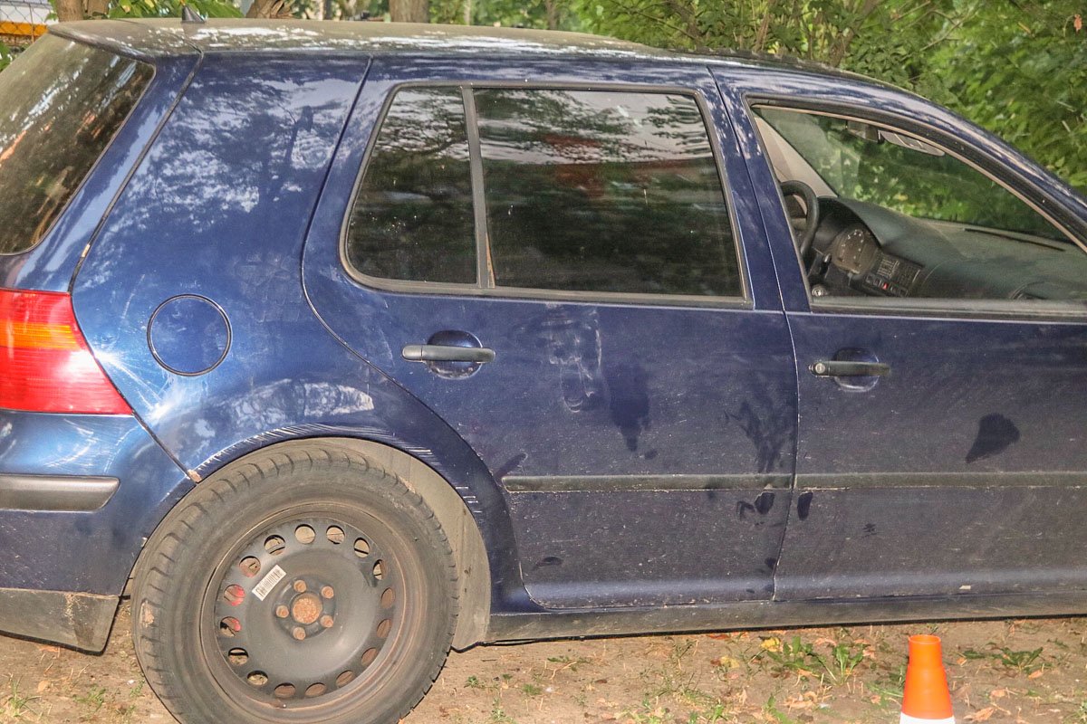 Злоумышленники, когда пытались скрыться, заехали в тупик. На машине видны следы рук похищенного