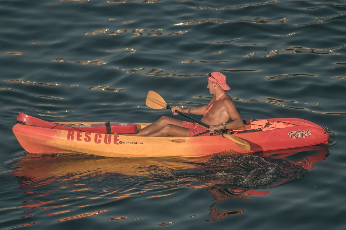 Спасатели пристально следили, чтобы ничто не омрачило людям отдых
