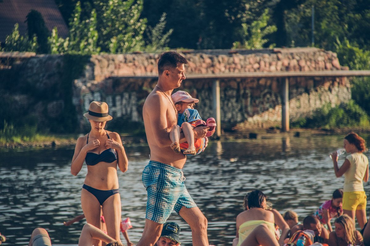 А песочек-то горячий