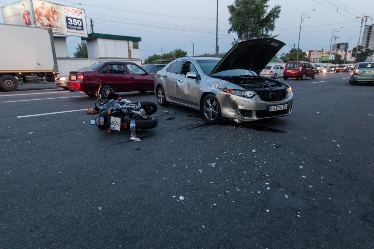 На перекрестке проспекта Генерала Ватутина и улицы Братиславской столкнулись Honda и мотоцикл Kawasaki