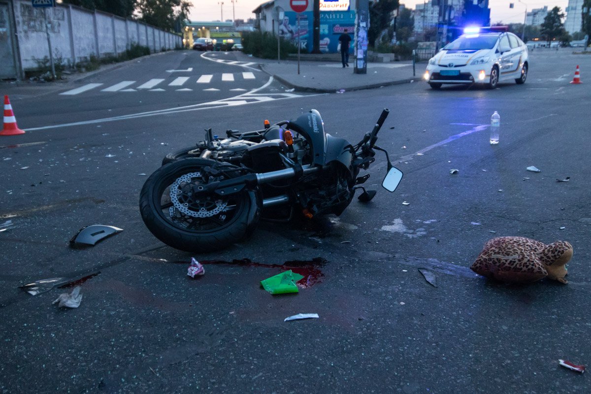 В момент разворота Honda в него врезался в мотоцикл