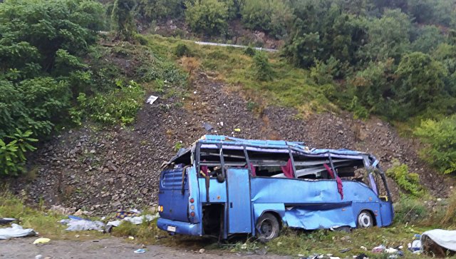 В 20 километрах к северу от Софии на дороге в Искырском ущелье с трассы съехал экскурсионный автобус