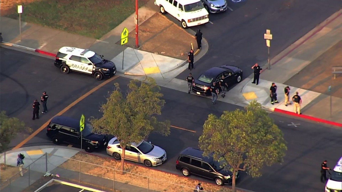 Неизвестный открыл стрельбу в Джексонвилле