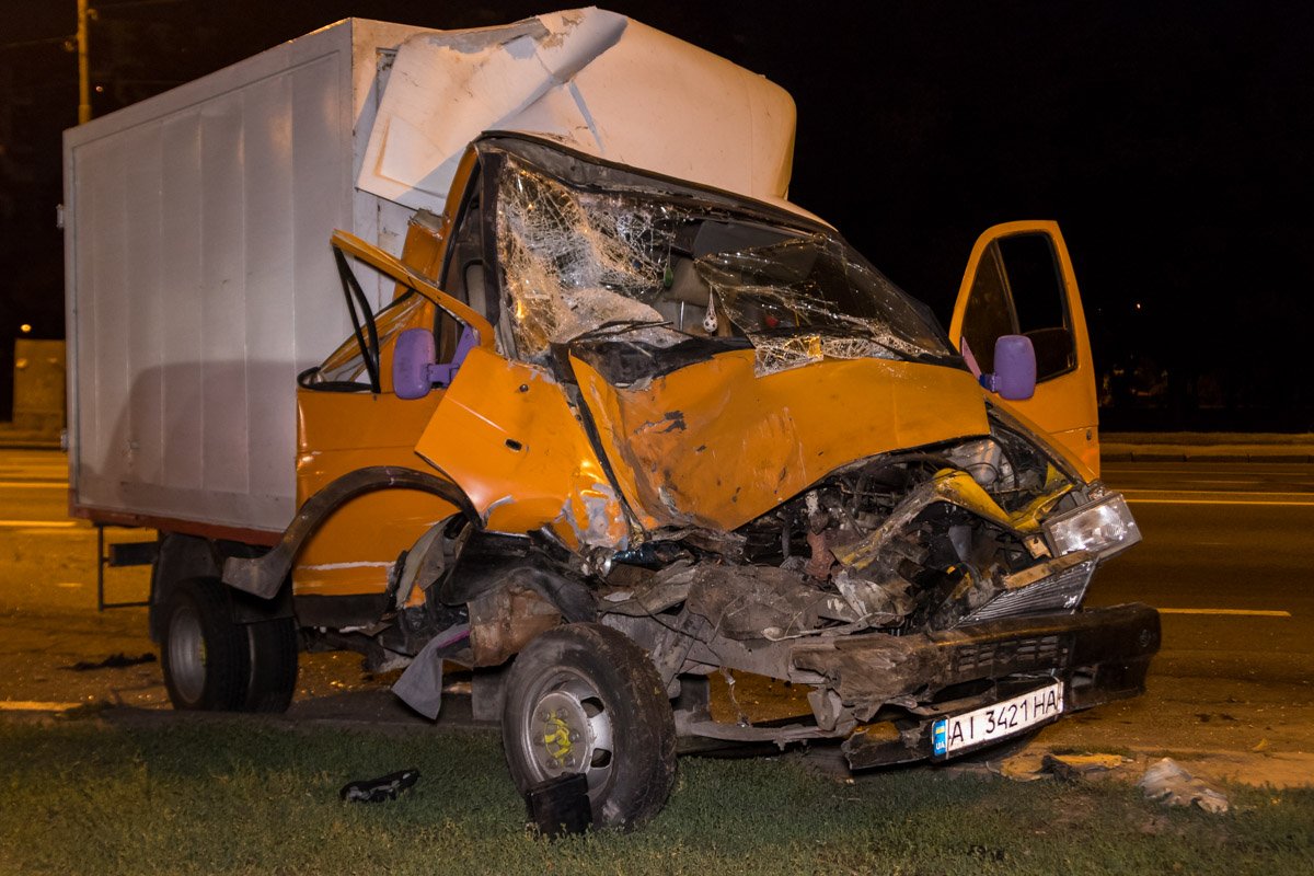 У станции метро "Лесная" произошла авария с участием автомобилей "Газель" и Mercedes Sprinter.