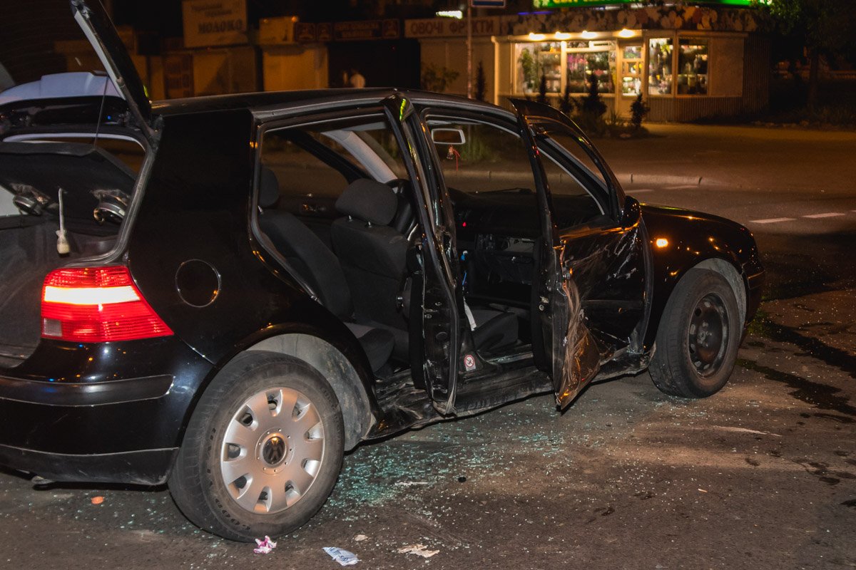 Удар был таким сильным, что обе машины развернуло на дороге Удар был таким сильным, что обе машины развернуло на дороге