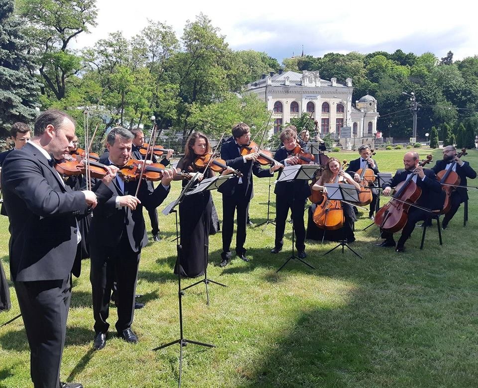 Илья Король родился в Киеве, где занимался в Третьей музыкальной школе как скрипач Илья Король родился в Киеве, где занимался в Третьей музыкальной школе как скрипач