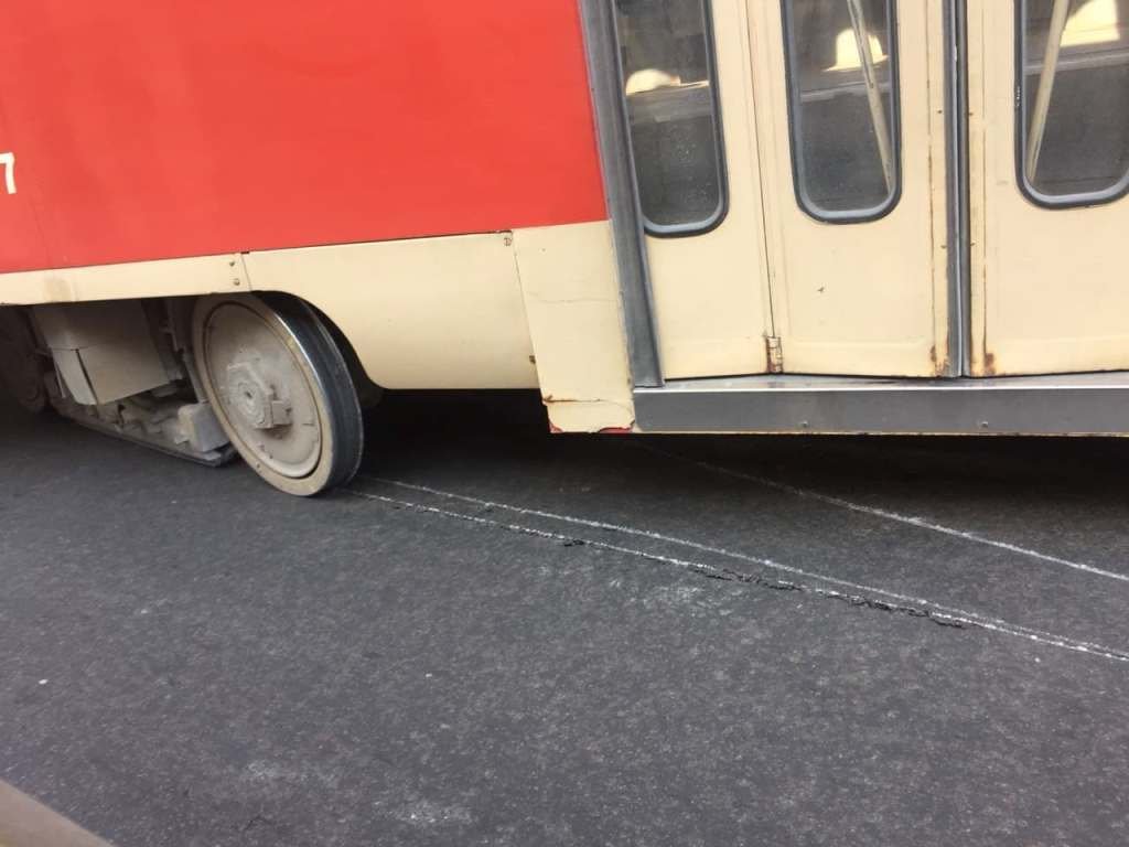 Причина - трамвай сошел с рельсов Причина - трамвай сошел с рельсов