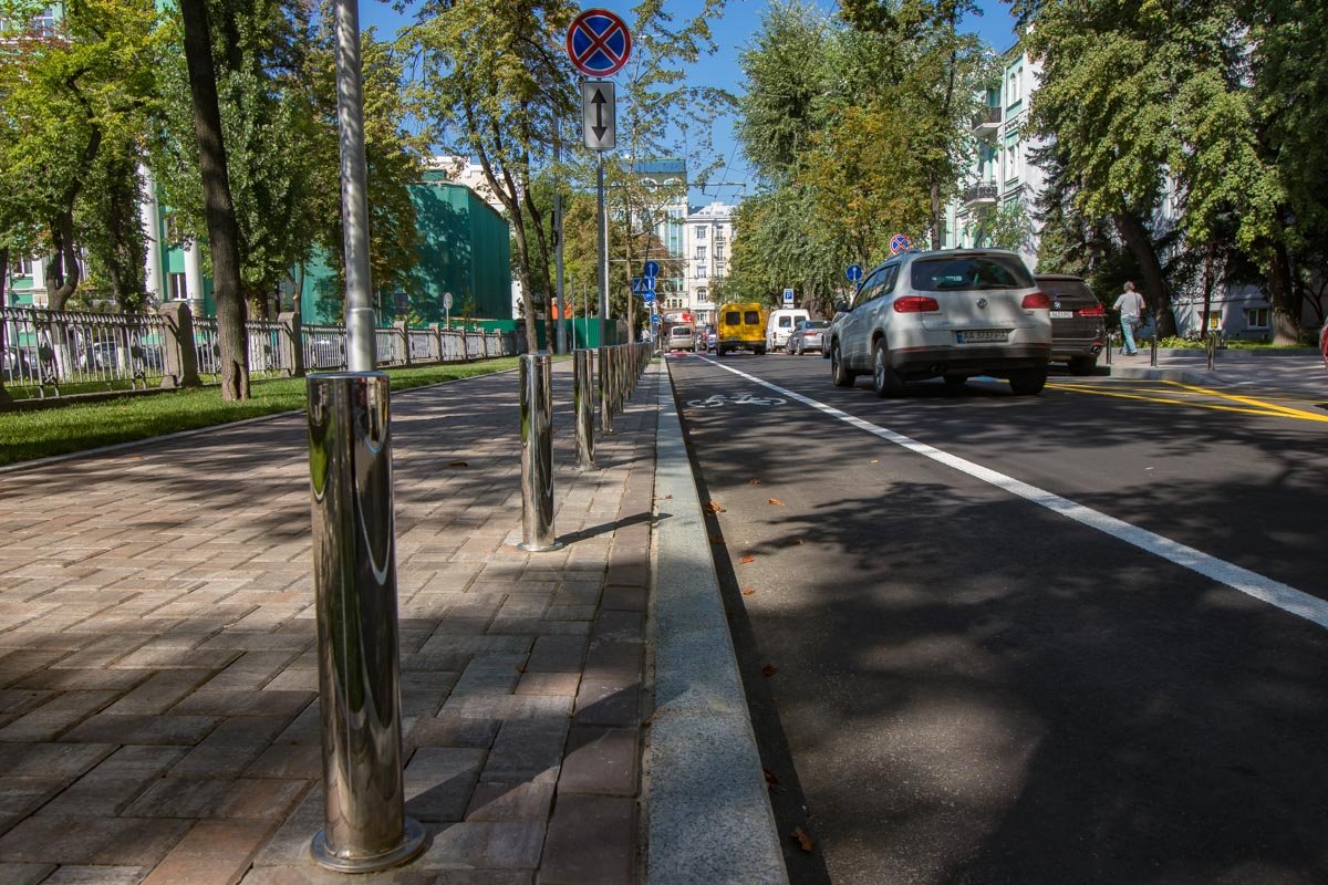 На улице установили 300 антипарковочных столбика 