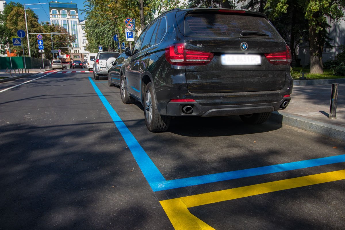 Здесь расширили тротуар до уровня полосы для парковки