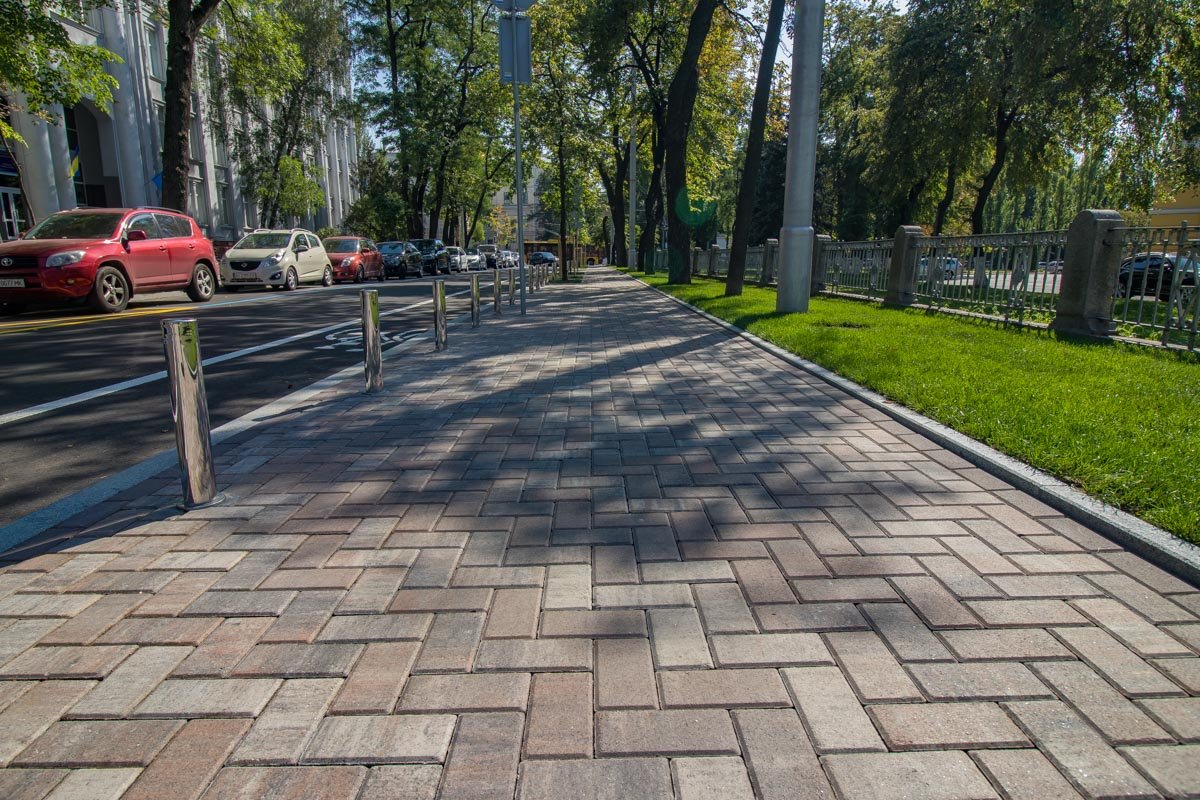 На Леонтовича уложили новую тротуарную плитку 