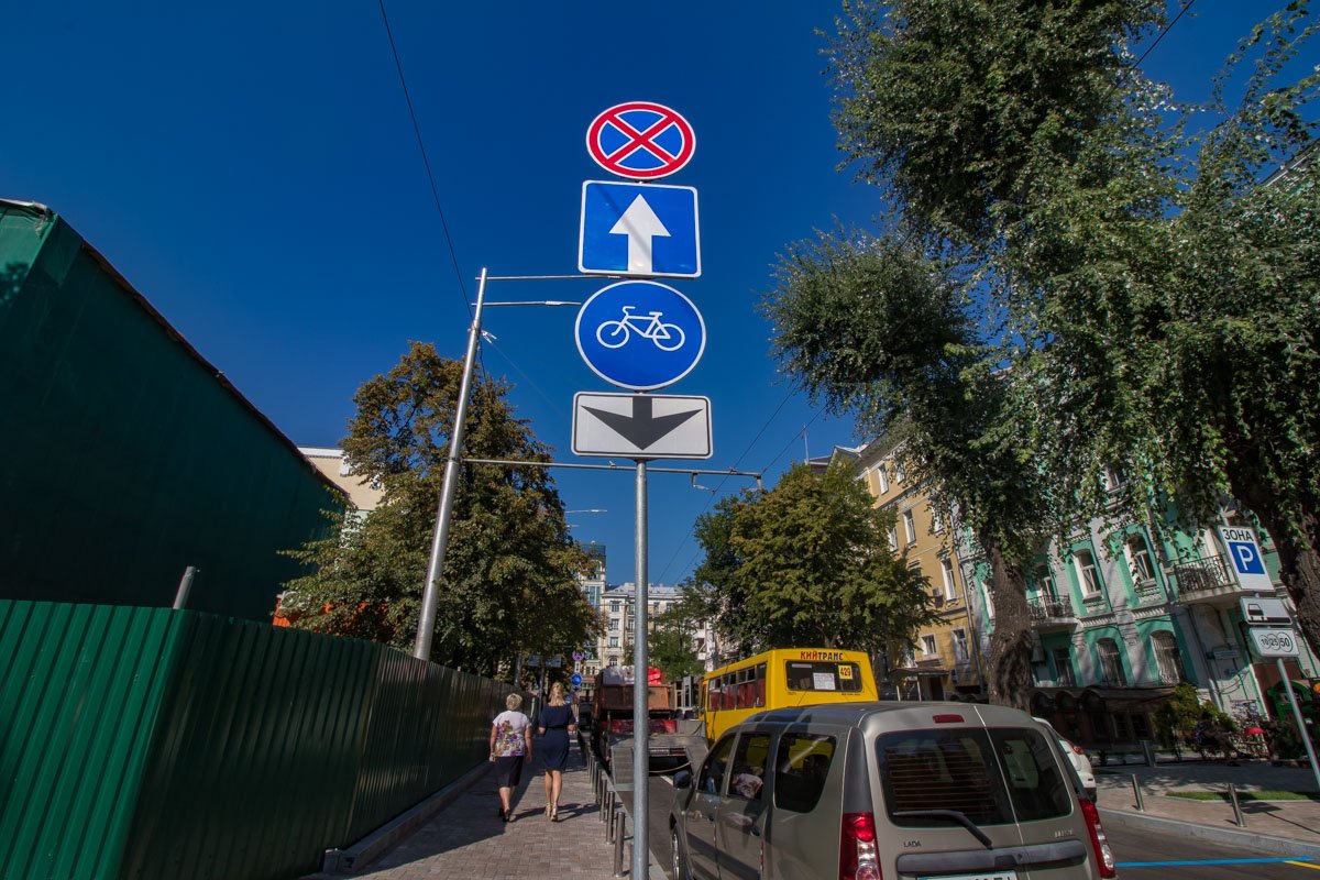 Зона для парковки здесь стала более упорядоченной