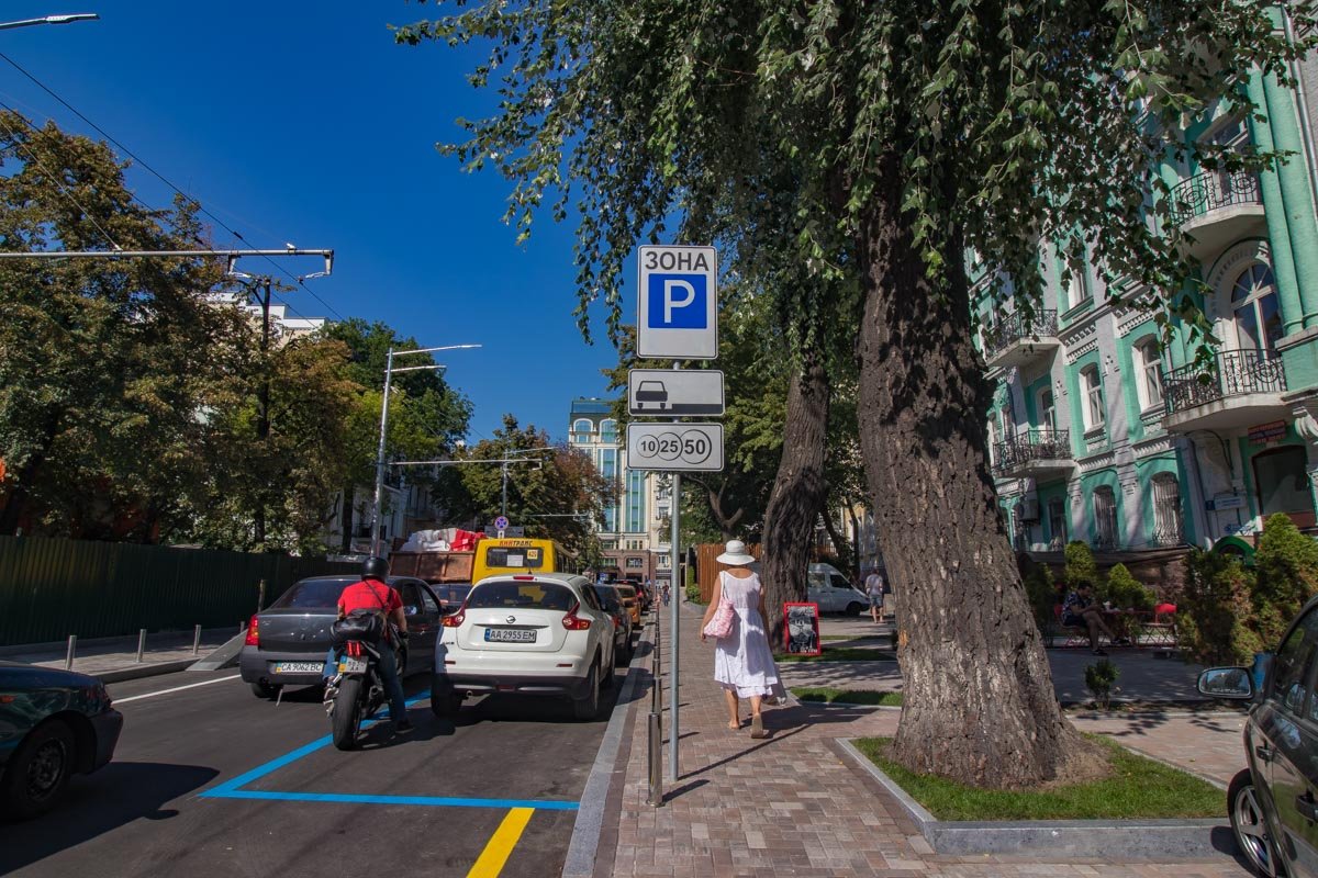 Тут появились парковочные места для людей с ограниченными возможностями.