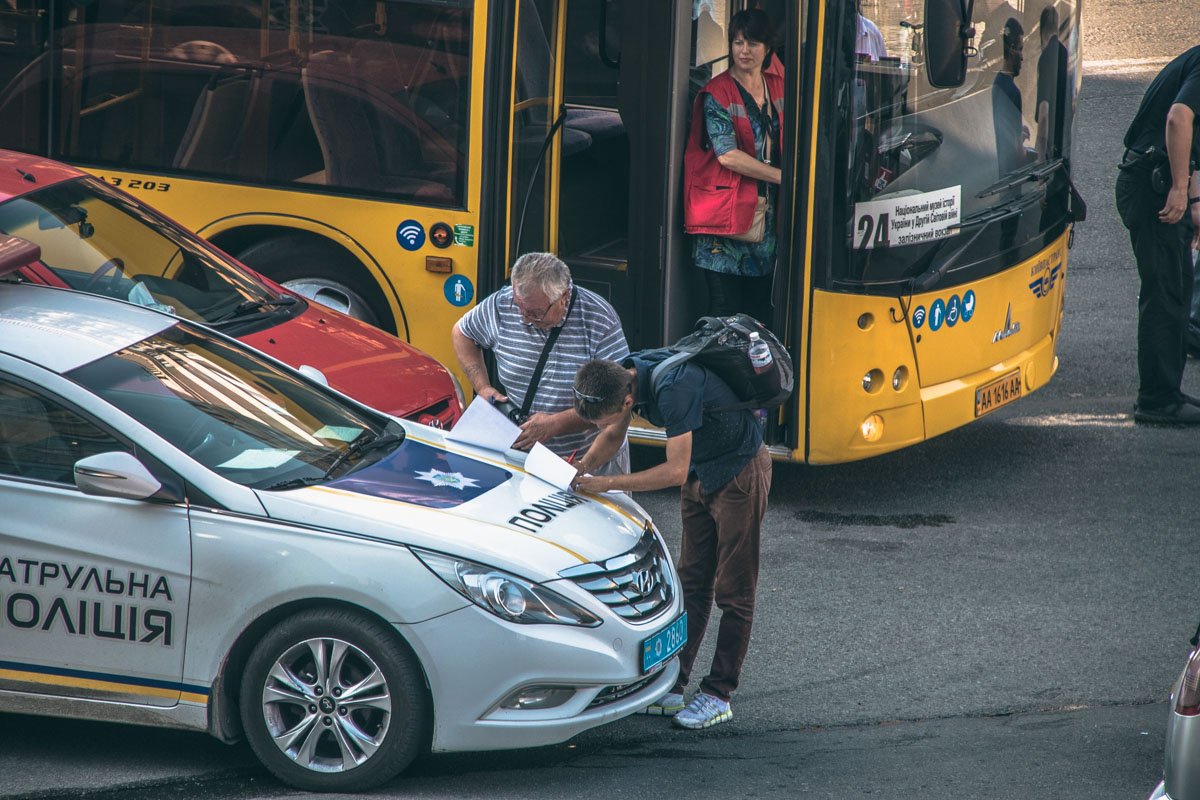 На перекрестке улиц Большой Васильковской и бульвара Тараса Шевченко автобус задел пешехода На перекрестке улиц Большой Васильковской и бульвара Тараса Шевченко автобус задел пешехода