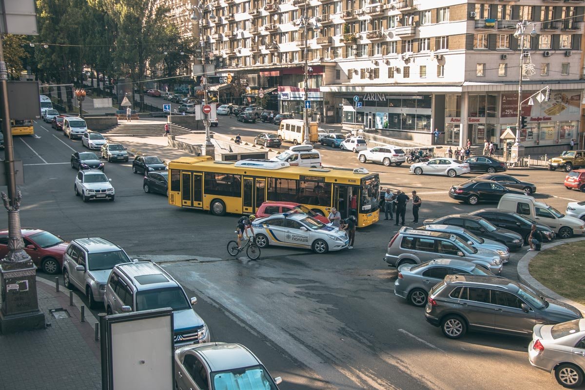 Мужчина пытался перейти дорогу в неположенном месте Мужчина пытался перейти дорогу в неположенном месте