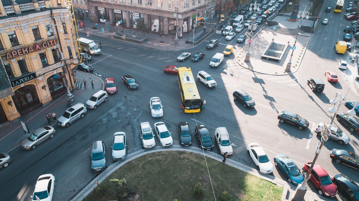 Автобус на время перекрыл одну полосу движения Автобус на время перекрыл одну полосу движения