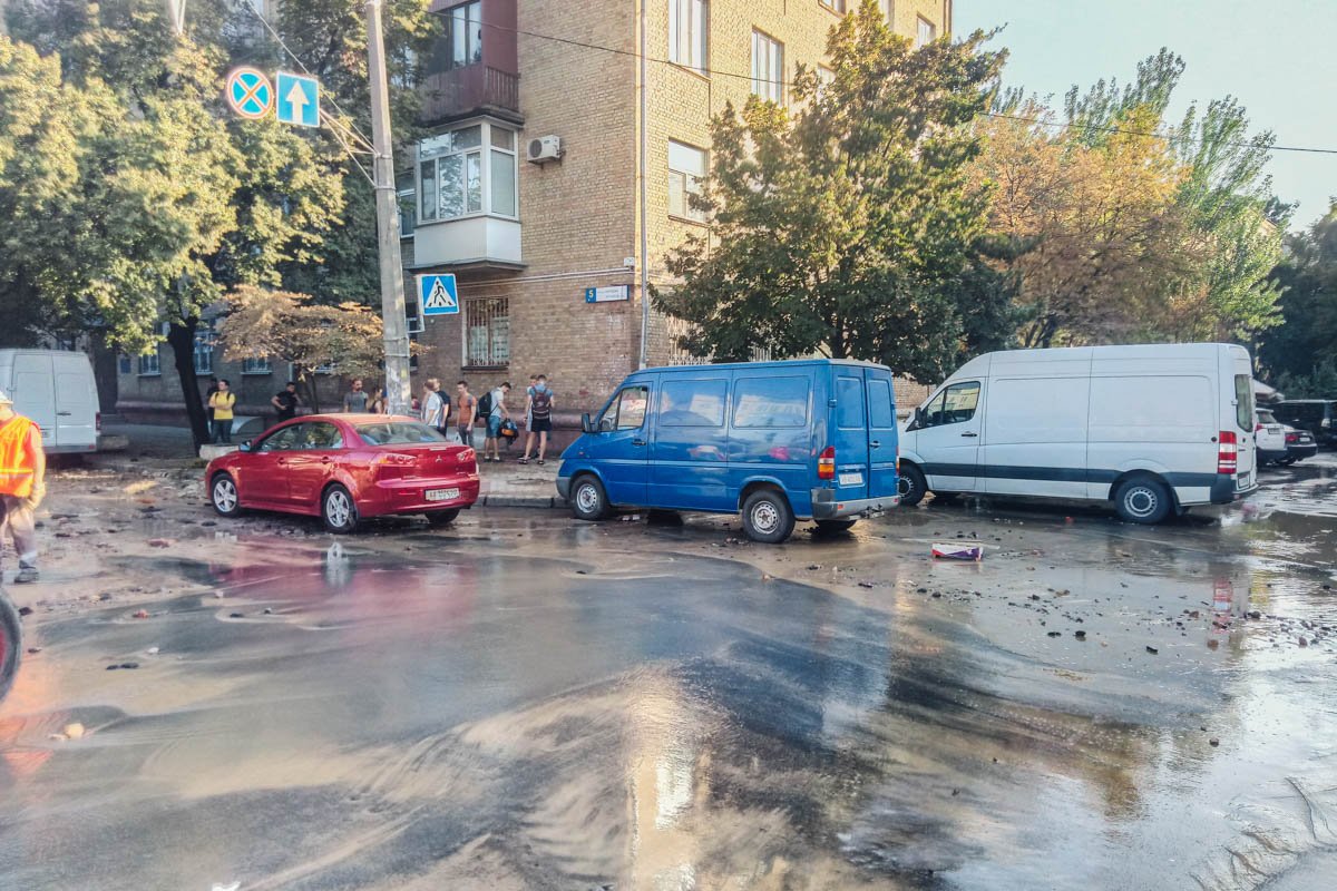 В результате случившегося получил повреждения припаркованный автомобиль В результате случившегося получил повреждения припаркованный автомобиль