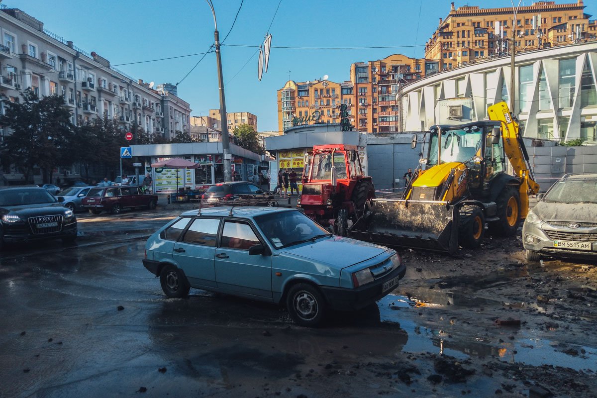 По словам свидетелей, фонтан воды, бьющий из-под земли, достигал высоты 10 метров По словам свидетелей, фонтан воды, бьющий из-под земли, достигал высоты 10 метров