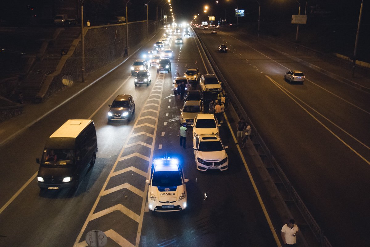 В Киеве на проспекте Победы столкнулись 7 машин: есть пострадавшие