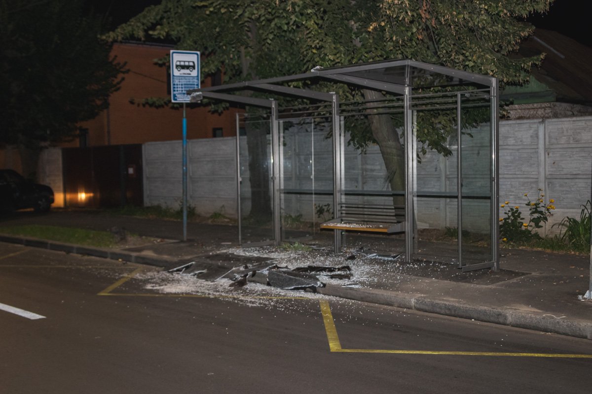 Разбили две из трех секций крыши